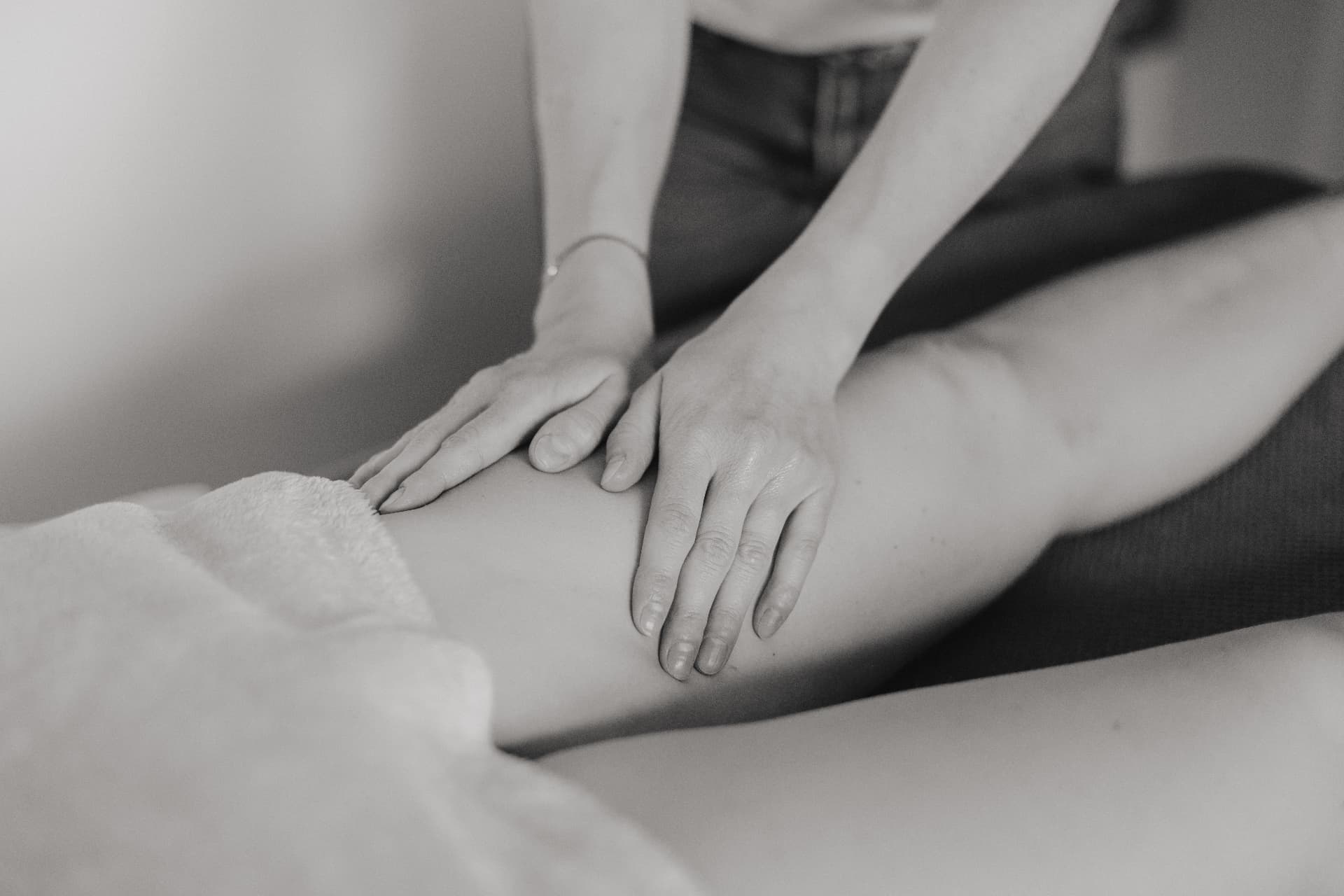 Massage doux, détail des mains