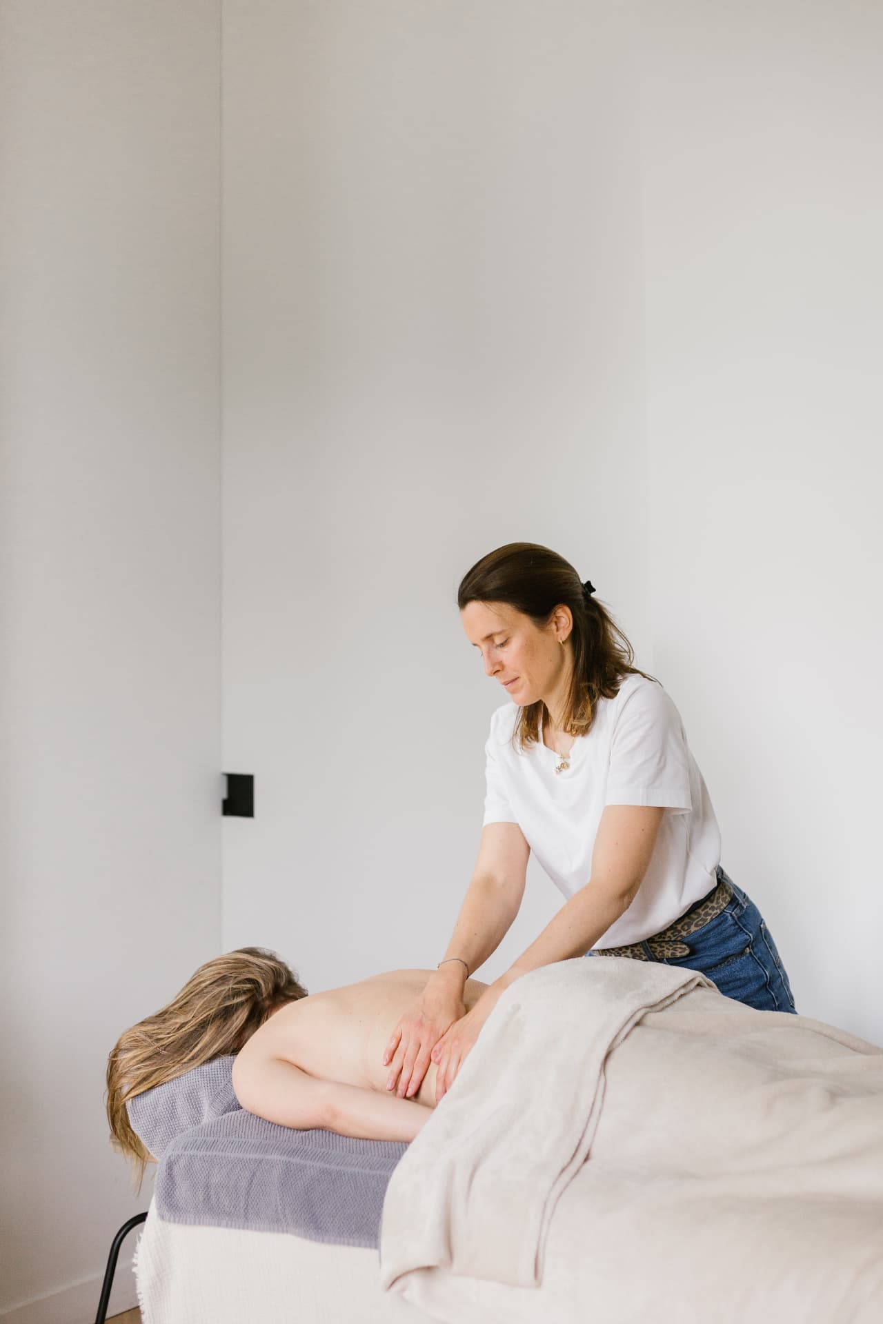 Massage relaxant dans un espace lumineux